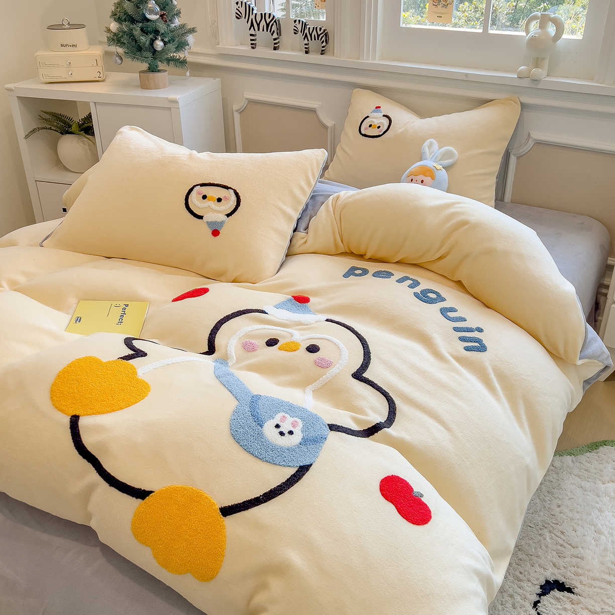 91家纺网 家纺一手货源 找家纺 悦织语 2025新款加厚200克高克重毛巾绣牛奶绒四件套 快乐企鹅-奶黄