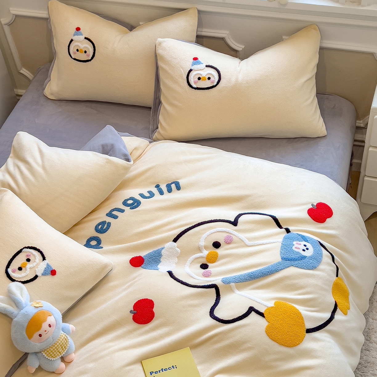 91家纺网 家纺一手货源 找家纺 悦织语 2025新款加厚200克高克重毛巾绣牛奶绒四件套 快乐企鹅-奶黄
