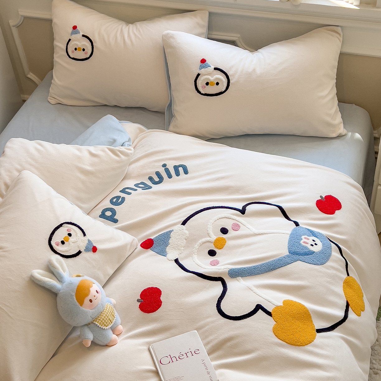 91家纺网 家纺一手货源 找家纺 悦织语 2025新款加厚200克高克重毛巾绣牛奶绒四件套 快乐企鹅-米白