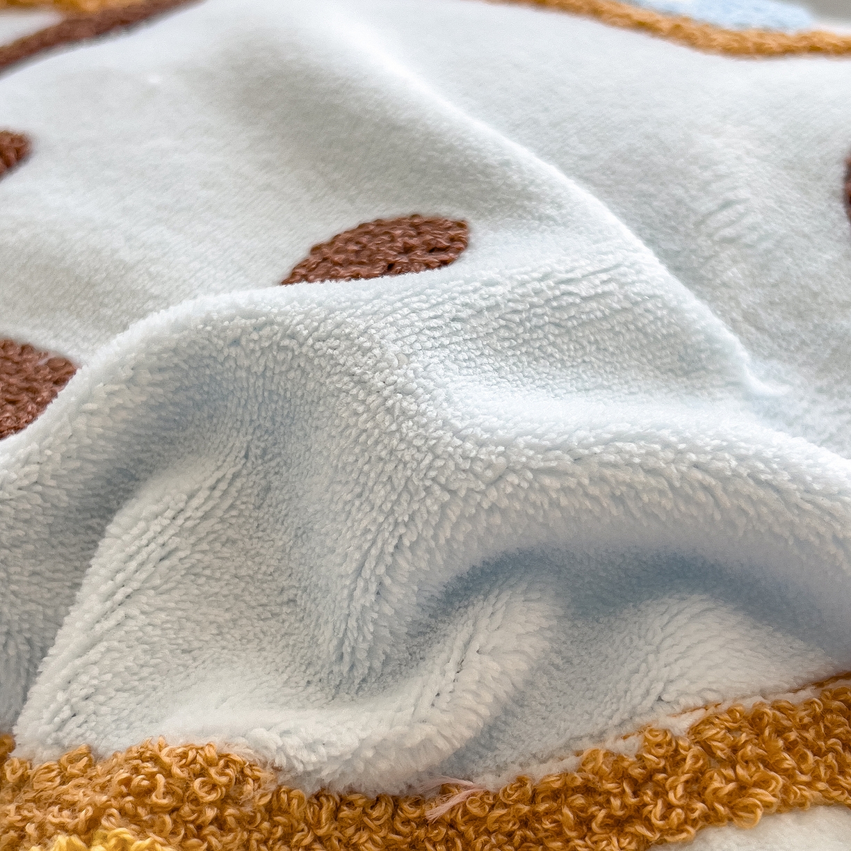 91家纺网 家纺一手货源 找家纺 悦织语 2025新款加厚200克高克重毛巾绣牛奶绒四件套 蛋糕熊-浅蓝