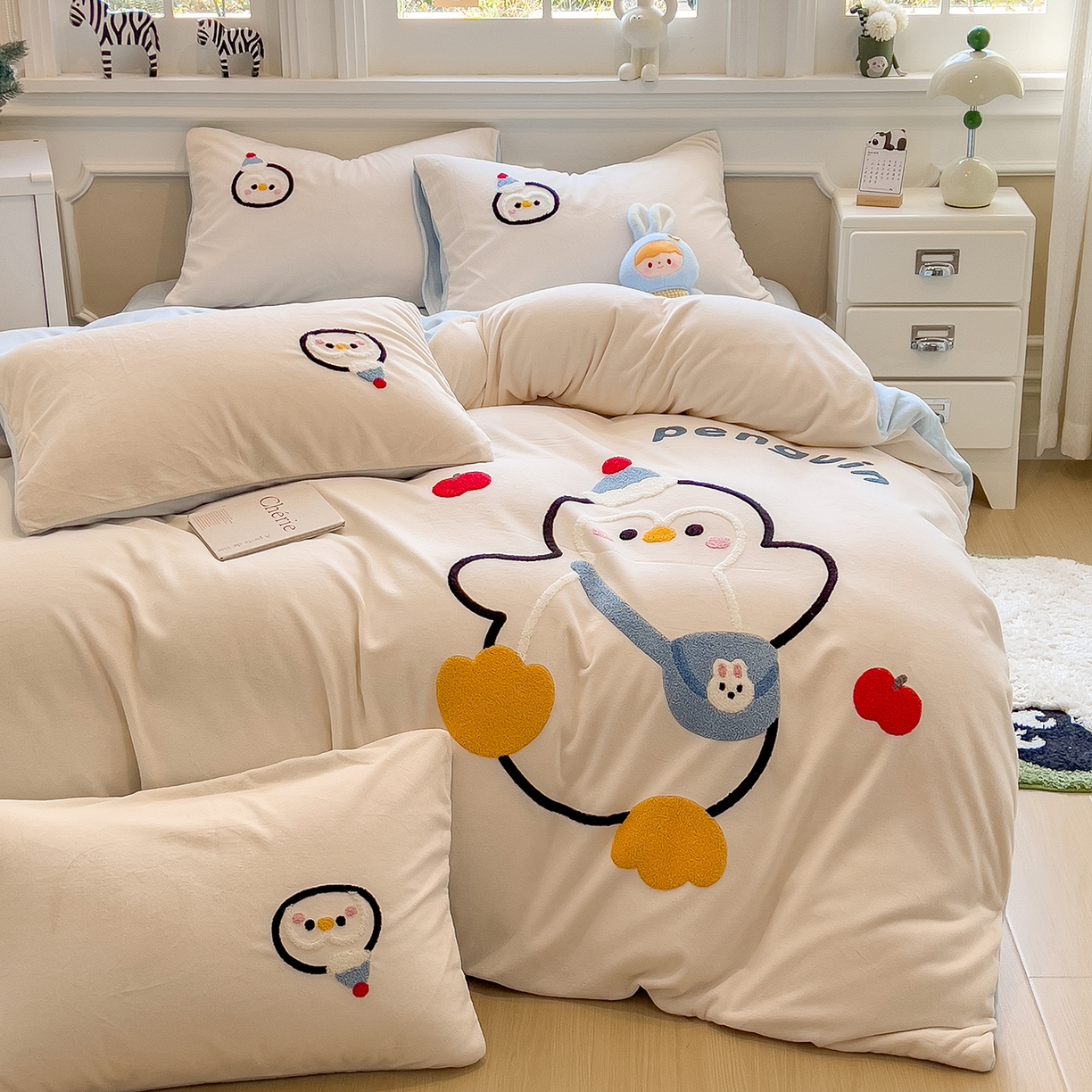 91家纺网 家纺一手货源 找家纺 悦织语 2025新款加厚200克高克重毛巾绣牛奶绒四件套 快乐企鹅-米白