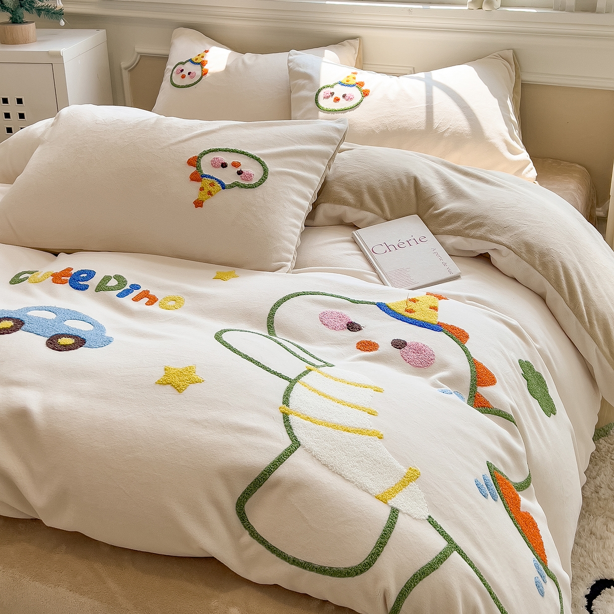 91家纺网 家纺一手货源 找家纺 悦织语 2025新款加厚200克高克重毛巾绣牛奶绒四件套 派对恐龙-米白