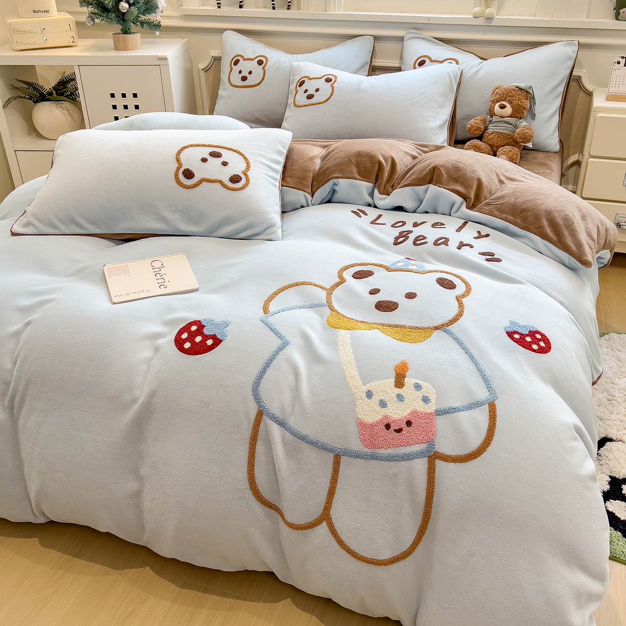 91家纺网 家纺一手货源 找家纺 悦织语 2025新款加厚200克高克重毛巾绣牛奶绒四件套 蛋糕熊-浅蓝