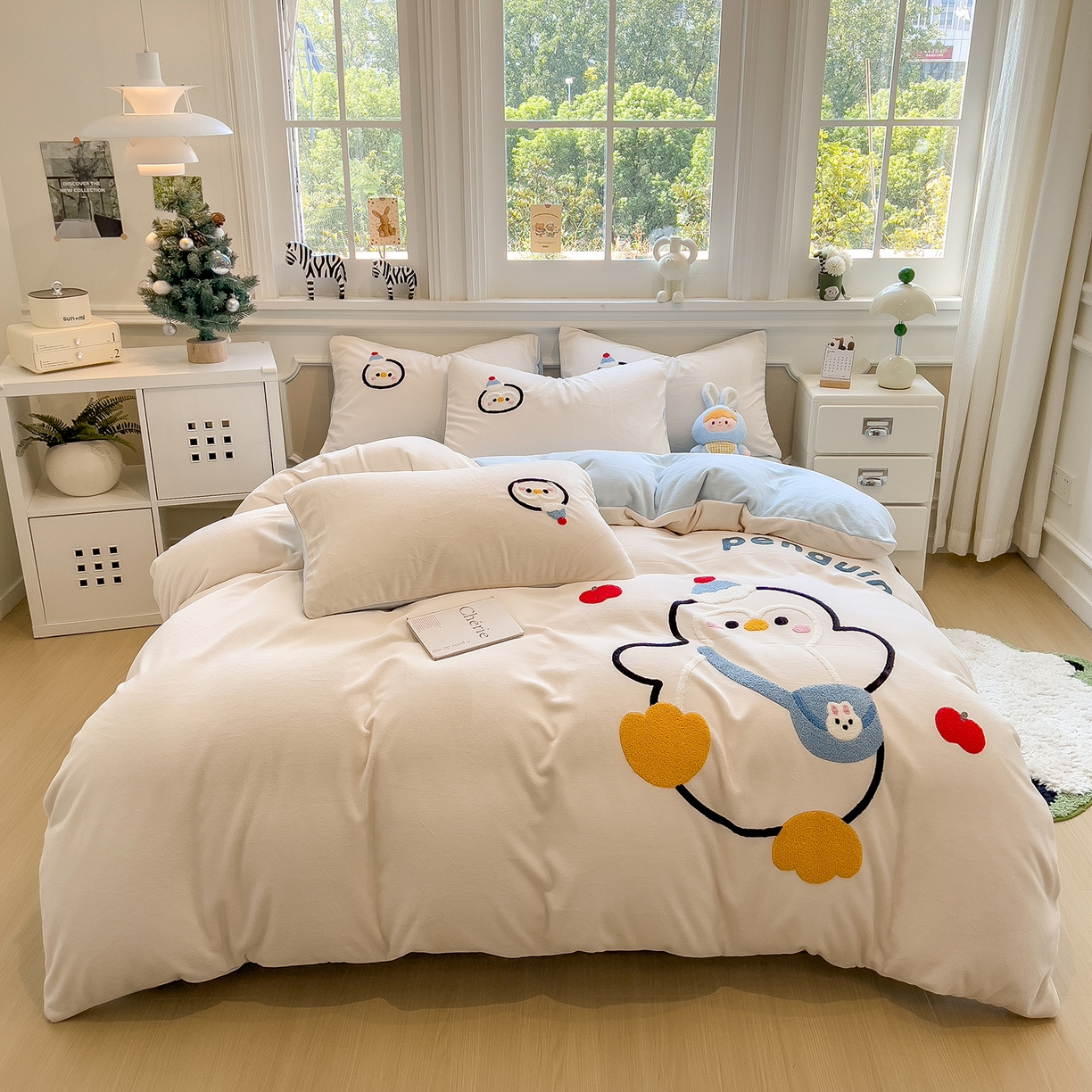 91家纺网 家纺一手货源 找家纺 悦织语 2025新款加厚200克高克重毛巾绣牛奶绒四件套 快乐企鹅-米白