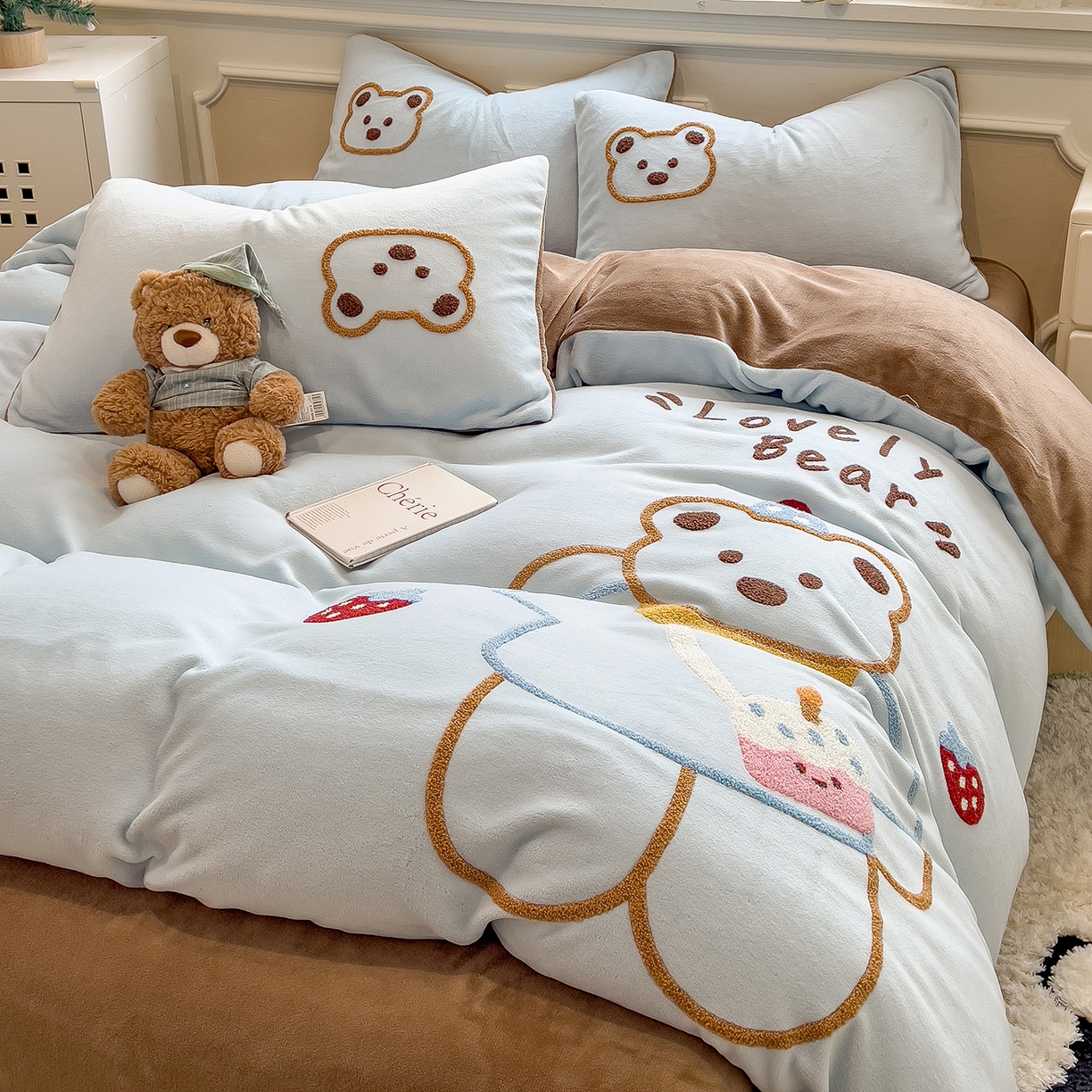 91家纺网 家纺一手货源 找家纺 悦织语 2025新款加厚200克高克重毛巾绣牛奶绒四件套 蛋糕熊-浅蓝