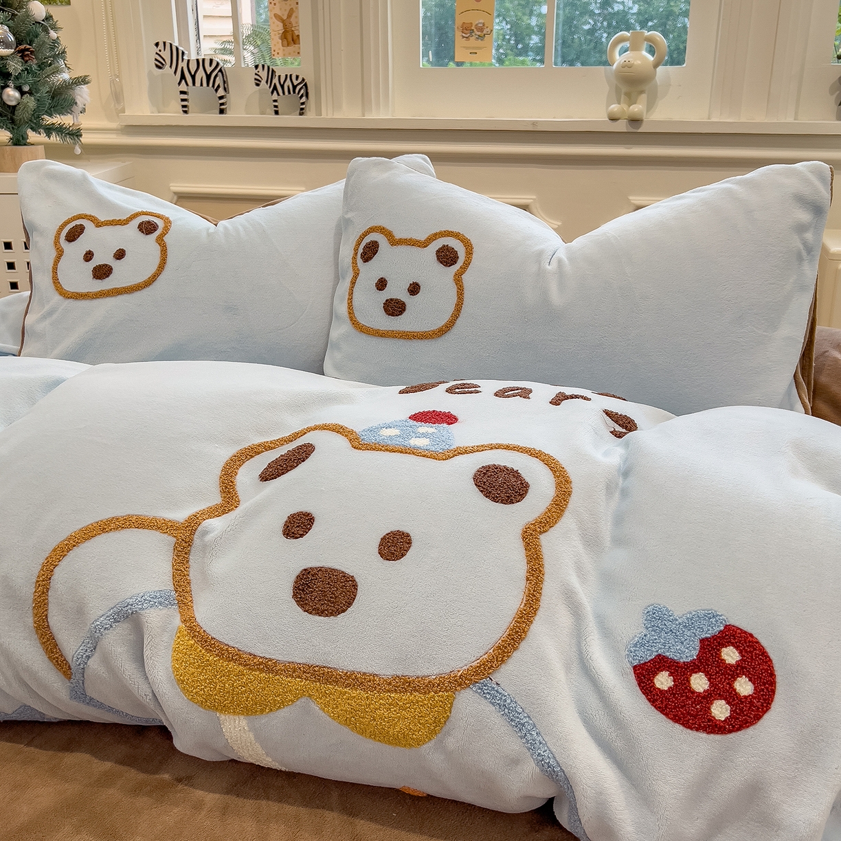 91家纺网 家纺一手货源 找家纺 悦织语 2025新款加厚200克高克重毛巾绣牛奶绒四件套 蛋糕熊-浅蓝