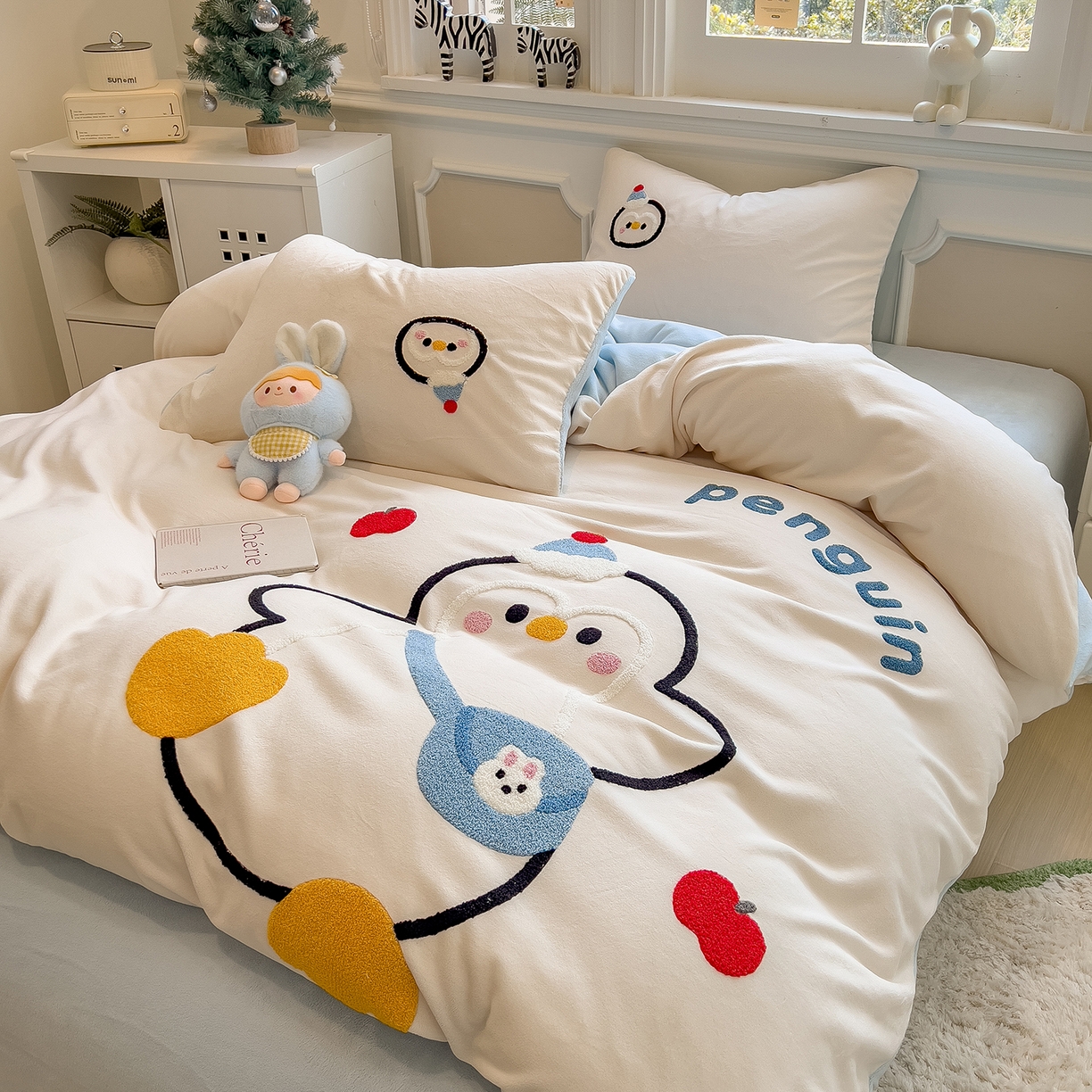 91家纺网 家纺一手货源 找家纺 悦织语 2025新款加厚200克高克重毛巾绣牛奶绒四件套 快乐企鹅-米白