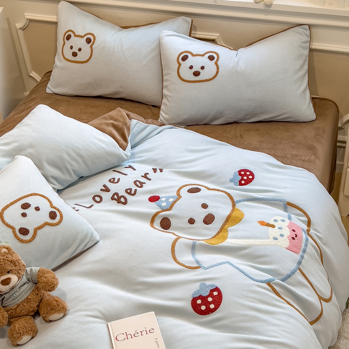 91家纺网 家纺一手货源 找家纺 悦织语 2025新款加厚200克高克重毛巾绣牛奶绒四件套 蛋糕熊-浅蓝