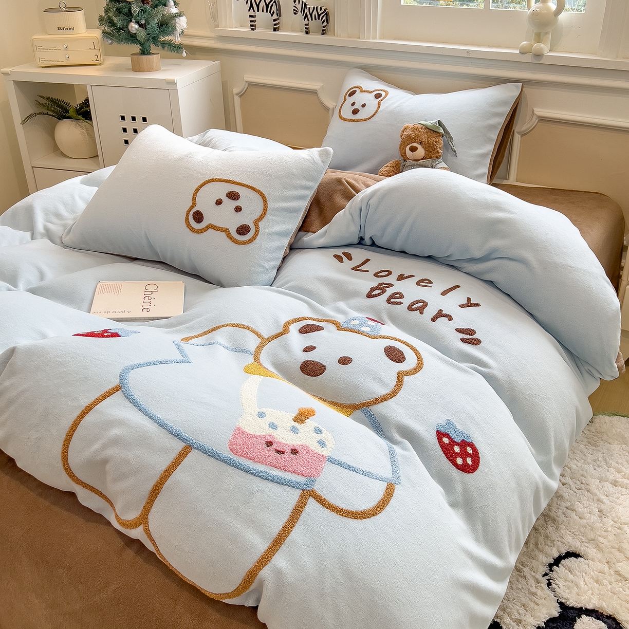 91家纺网 家纺一手货源 找家纺 悦织语 2025新款加厚200克高克重毛巾绣牛奶绒四件套 蛋糕熊-浅蓝