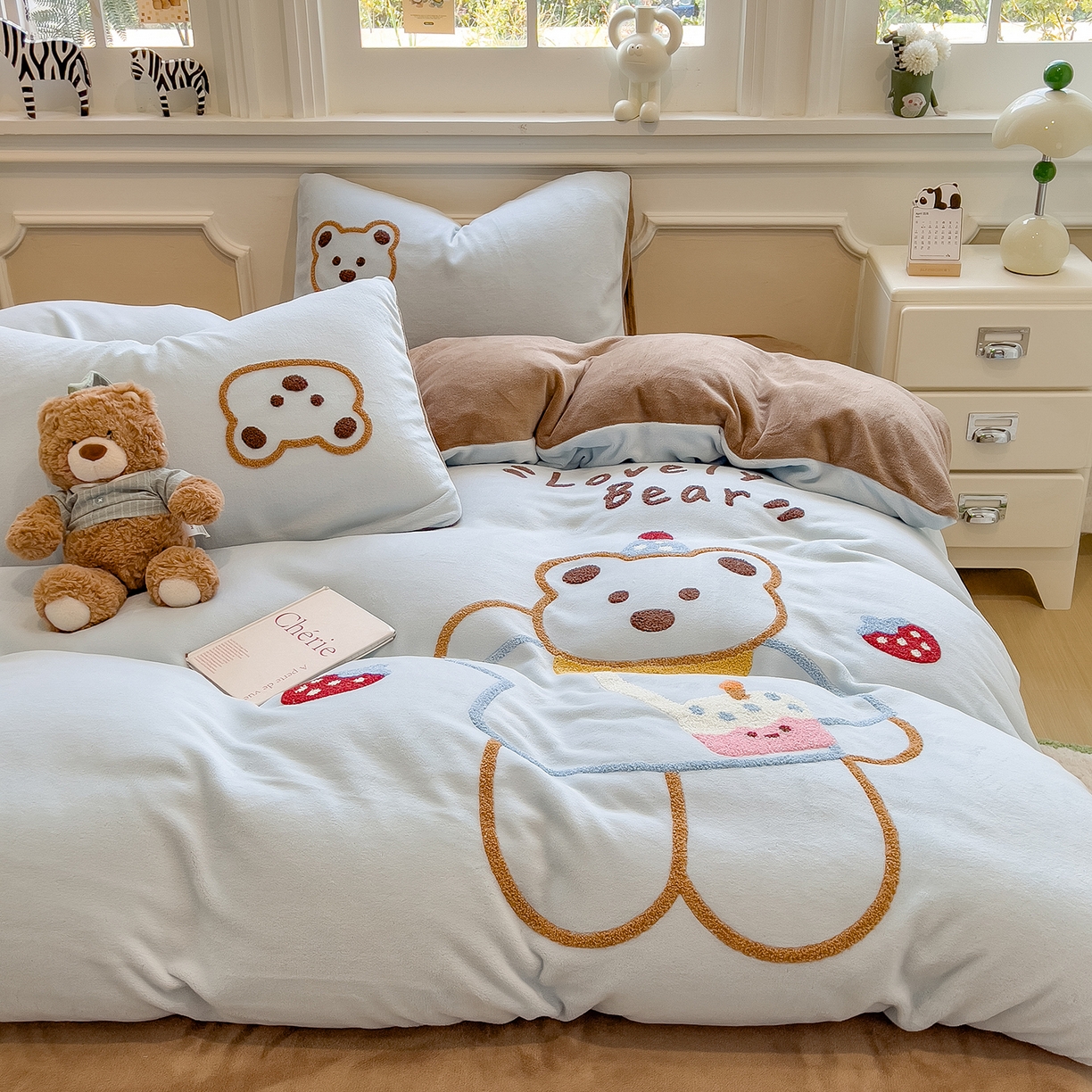 91家纺网 家纺一手货源 找家纺 悦织语 2025新款加厚200克高克重毛巾绣牛奶绒四件套 蛋糕熊-浅蓝