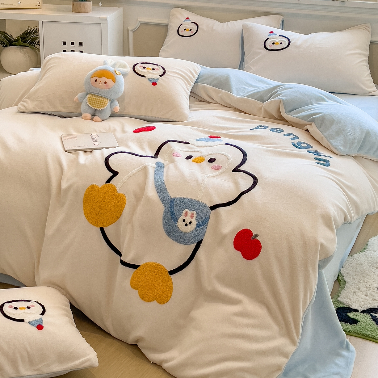 91家纺网 家纺一手货源 找家纺 悦织语 2025新款加厚200克高克重毛巾绣牛奶绒四件套 快乐企鹅-米白