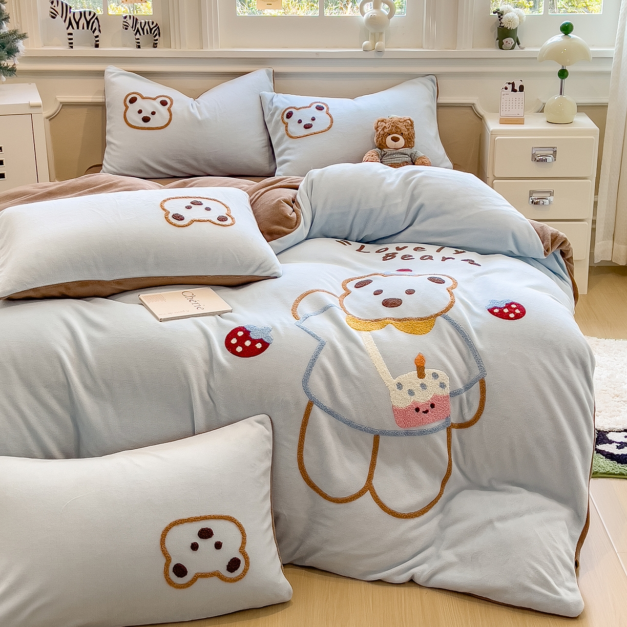 91家纺网 家纺一手货源 找家纺 悦织语 2025新款加厚200克高克重毛巾绣牛奶绒四件套 蛋糕熊-浅蓝