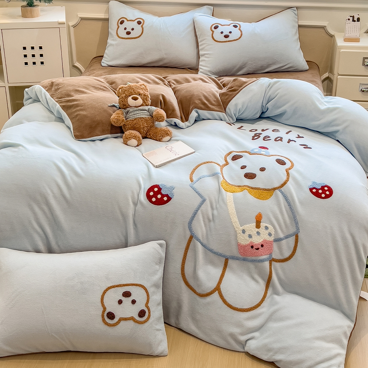 91家纺网 家纺一手货源 找家纺 悦织语 2025新款加厚200克高克重毛巾绣牛奶绒四件套 蛋糕熊-浅蓝