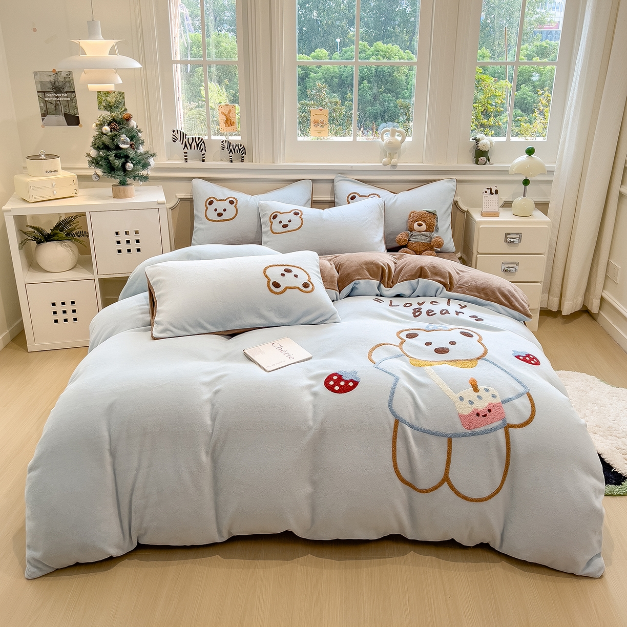 91家纺网 家纺一手货源 找家纺 悦织语 2025新款加厚200克高克重毛巾绣牛奶绒四件套 蛋糕熊-浅蓝