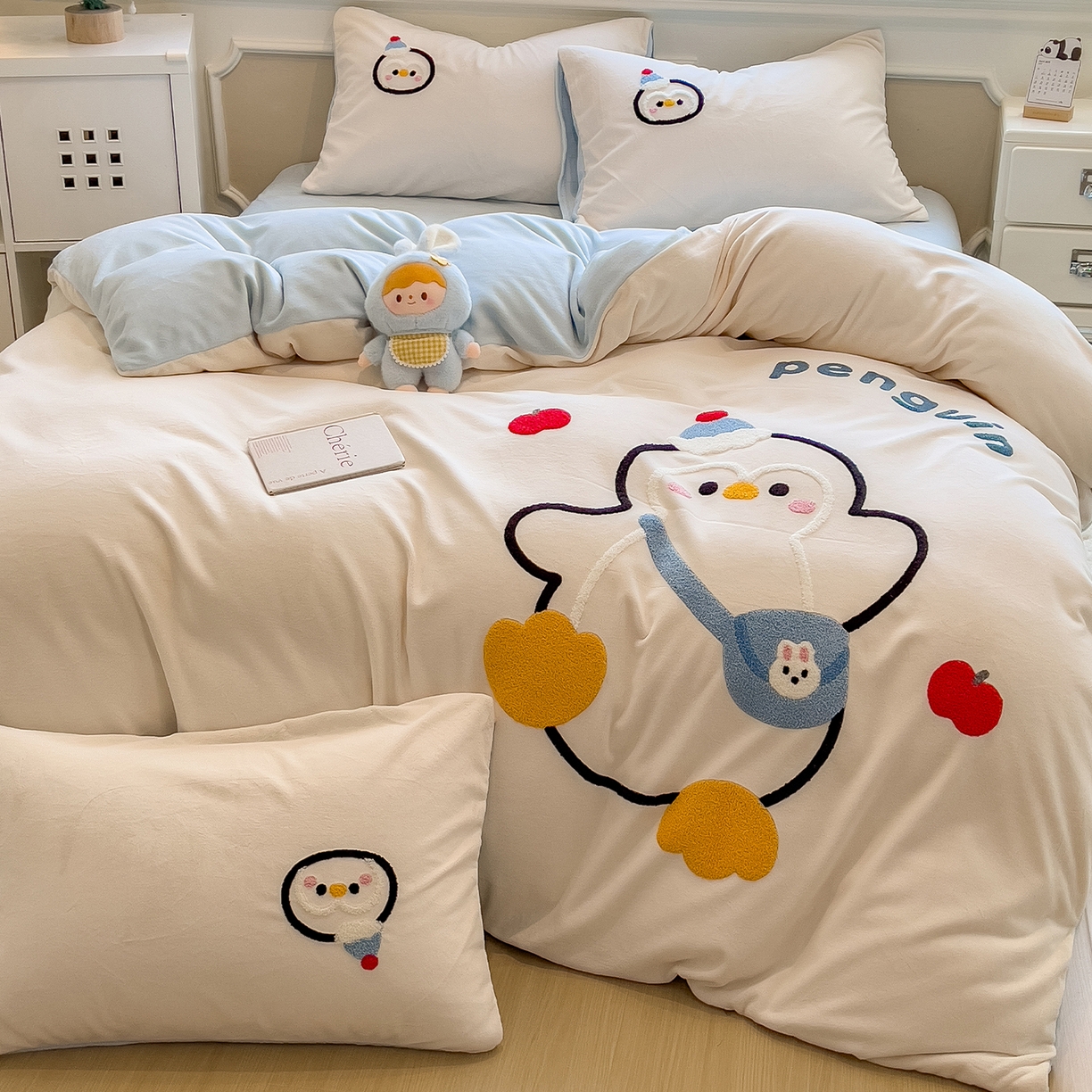 91家纺网 家纺一手货源 找家纺 悦织语 2025新款加厚200克高克重毛巾绣牛奶绒四件套 快乐企鹅-米白