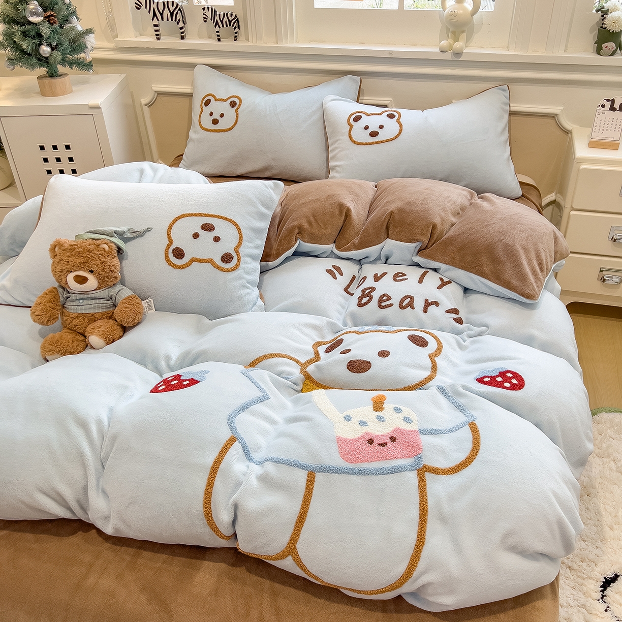 91家纺网 家纺一手货源 找家纺 悦织语 2025新款加厚200克高克重毛巾绣牛奶绒四件套 蛋糕熊-浅蓝