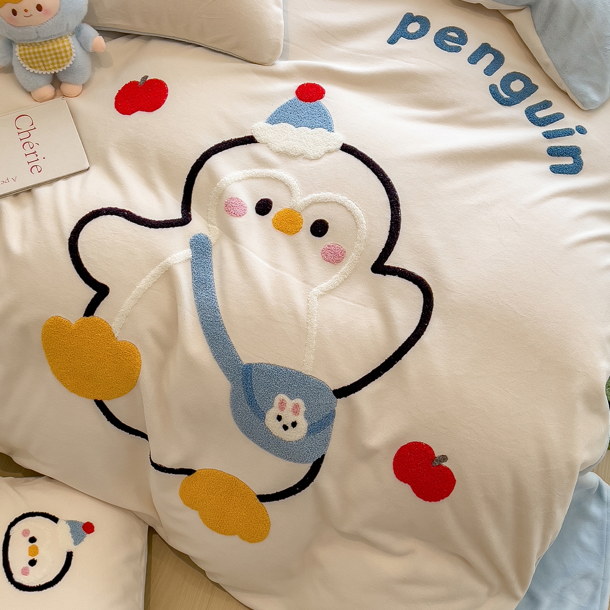 91家纺网 家纺一手货源 找家纺 悦织语 2025新款加厚200克高克重毛巾绣牛奶绒四件套 快乐企鹅-米白