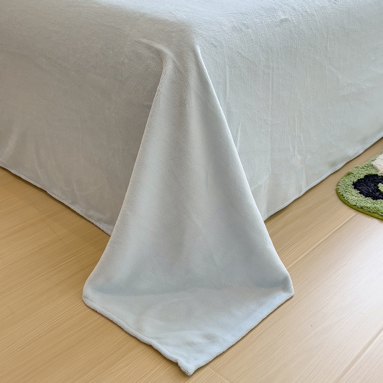 91家纺网 家纺一手货源 找家纺 悦织语 2025新款加厚200克高克重毛巾绣牛奶绒四件套 快乐企鹅-米白