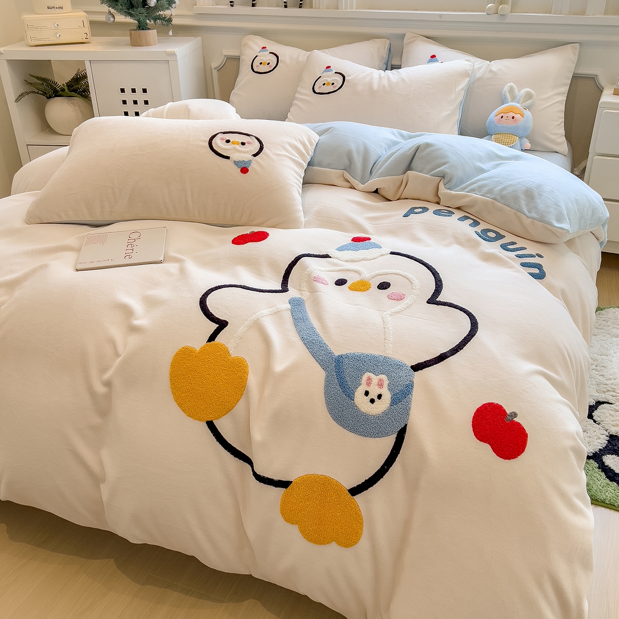 91家纺网 家纺一手货源 找家纺 悦织语 2025新款加厚200克高克重毛巾绣牛奶绒四件套 快乐企鹅-米白