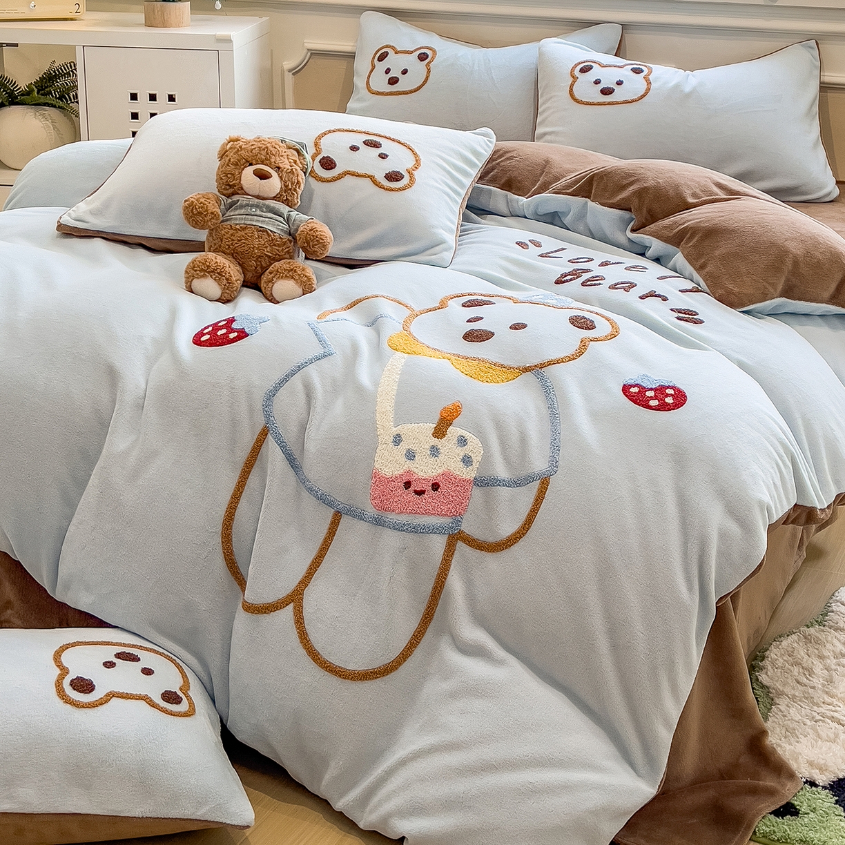 91家纺网 家纺一手货源 找家纺 悦织语 2025新款加厚200克高克重毛巾绣牛奶绒四件套 蛋糕熊-浅蓝