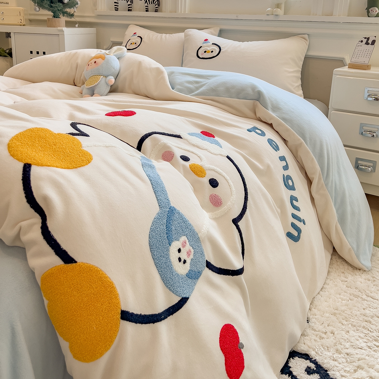 91家纺网 家纺一手货源 找家纺 悦织语 2025新款加厚200克高克重毛巾绣牛奶绒四件套 快乐企鹅-米白