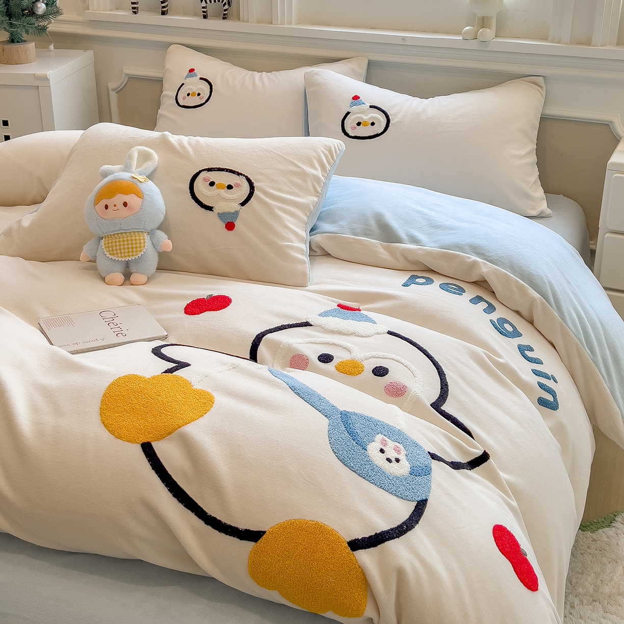 91家纺网 家纺一手货源 找家纺 悦织语 2025新款加厚200克高克重毛巾绣牛奶绒四件套 快乐企鹅-米白