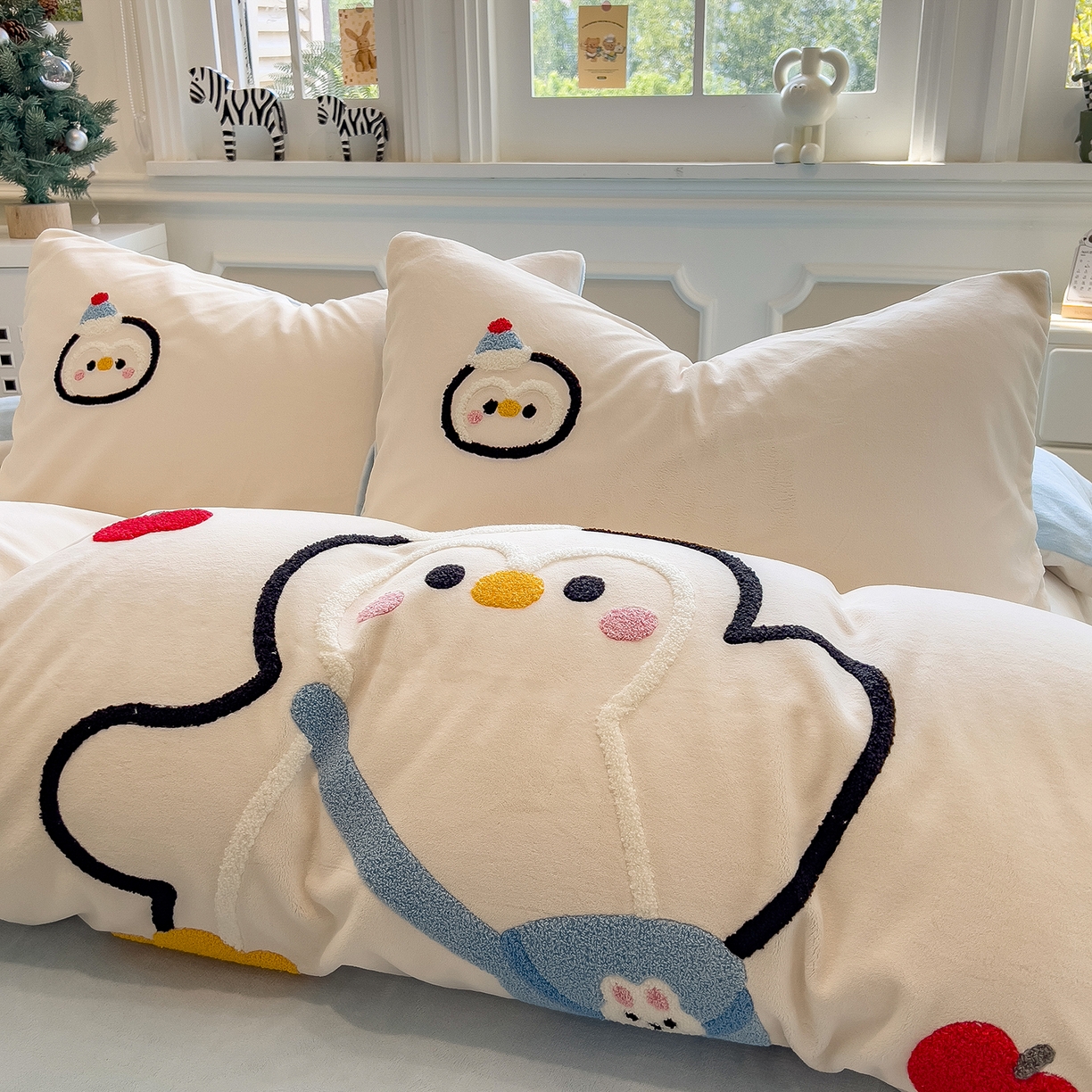 91家纺网 家纺一手货源 找家纺 悦织语 2025新款加厚200克高克重毛巾绣牛奶绒四件套 快乐企鹅-米白