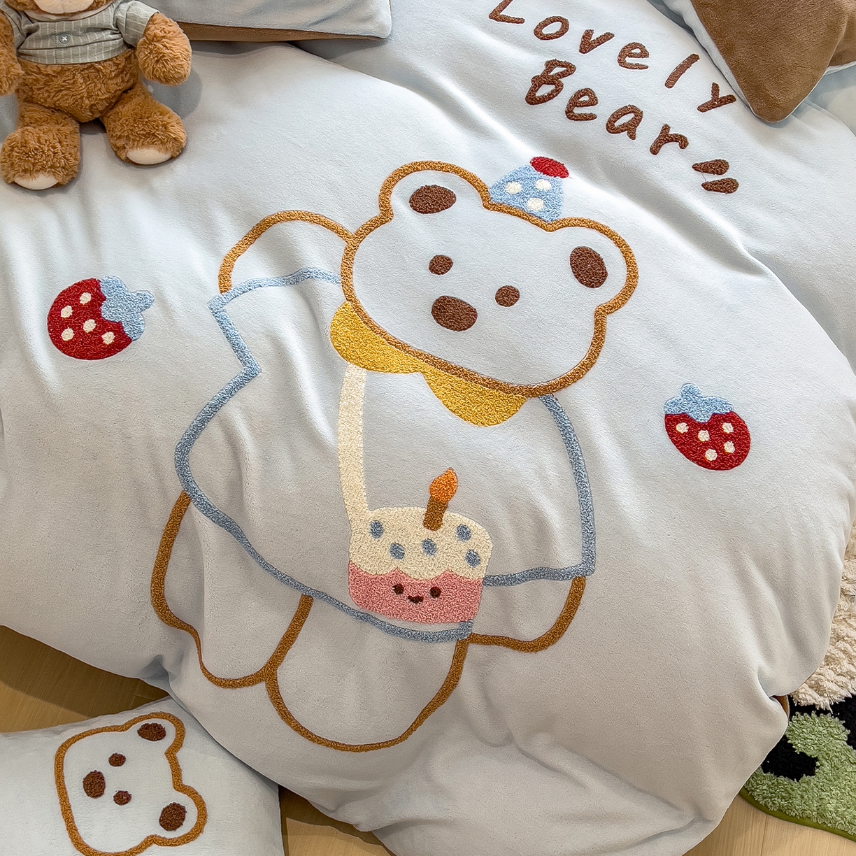 91家纺网 家纺一手货源 找家纺 悦织语 2025新款加厚200克高克重毛巾绣牛奶绒四件套 蛋糕熊-浅蓝