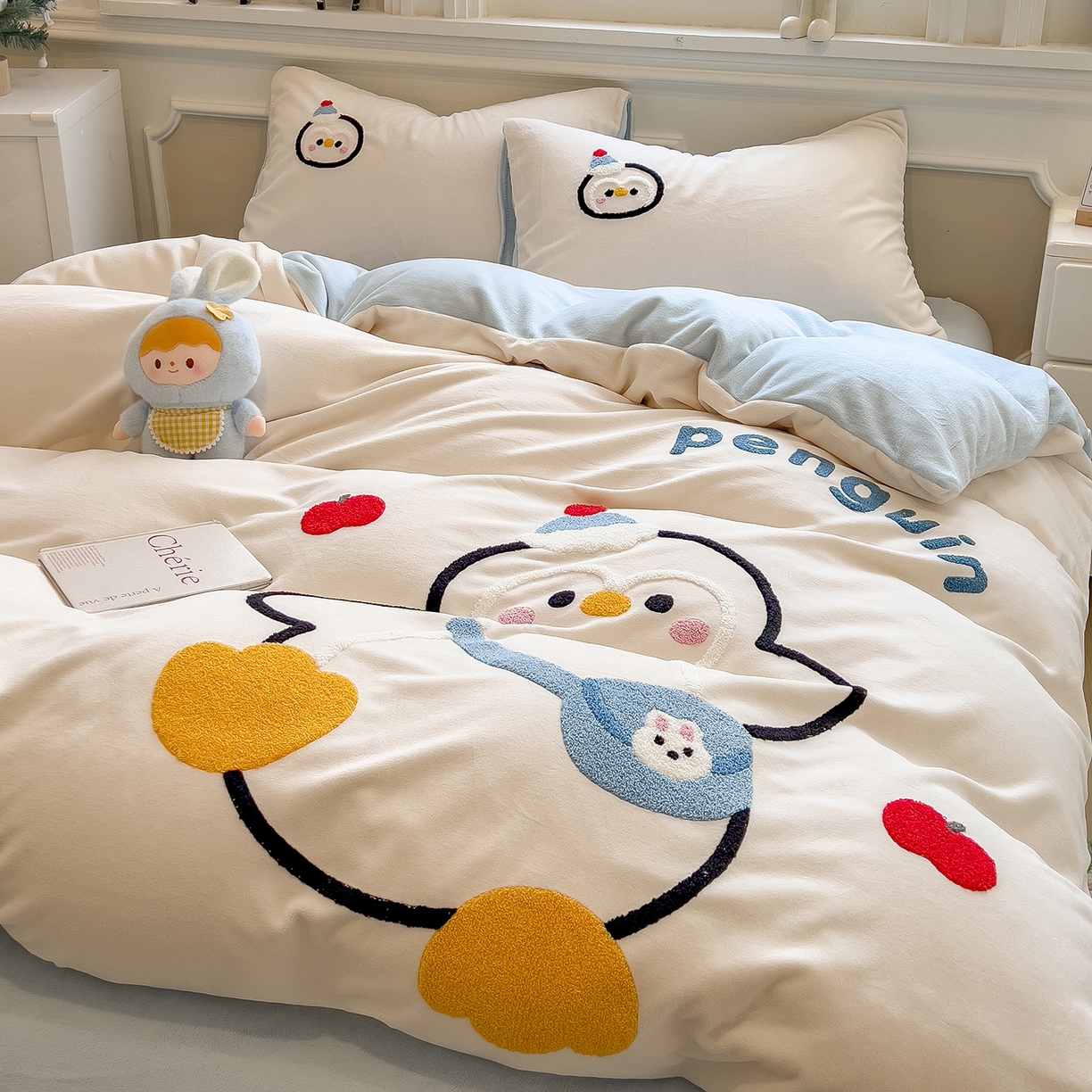 91家纺网 家纺一手货源 找家纺 悦织语 2025新款加厚200克高克重毛巾绣牛奶绒四件套 快乐企鹅-米白