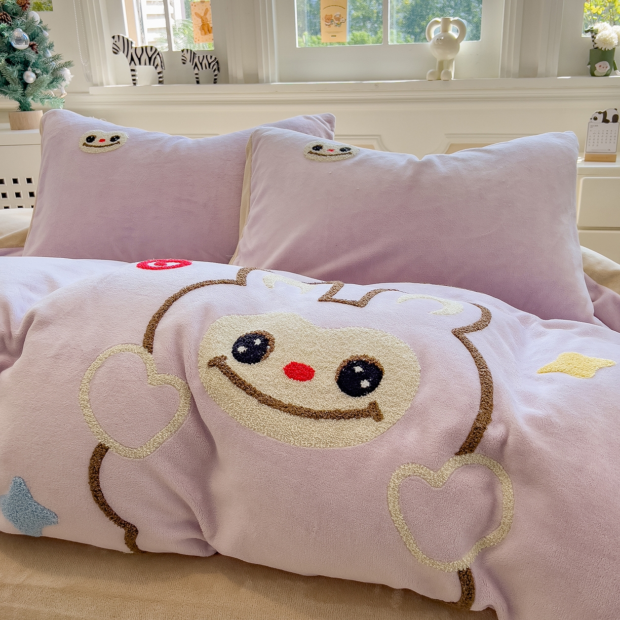 91家纺网 家纺一手货源 找家纺 悦织语 2025新款加厚200克高克重毛巾绣牛奶绒四件套 可爱布布-紫