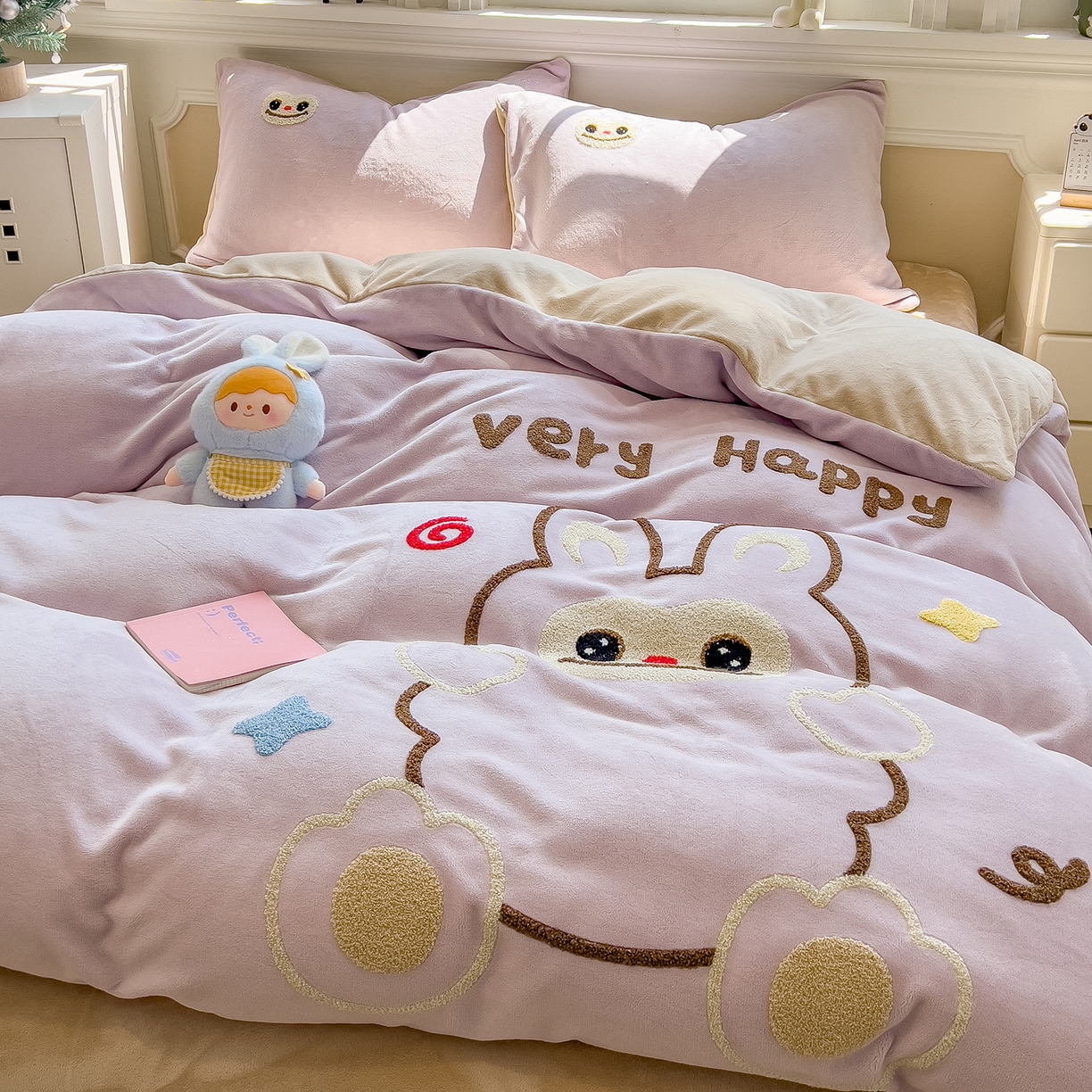 91家纺网 家纺一手货源 找家纺 悦织语 2025新款加厚200克高克重毛巾绣牛奶绒四件套 可爱布布-紫