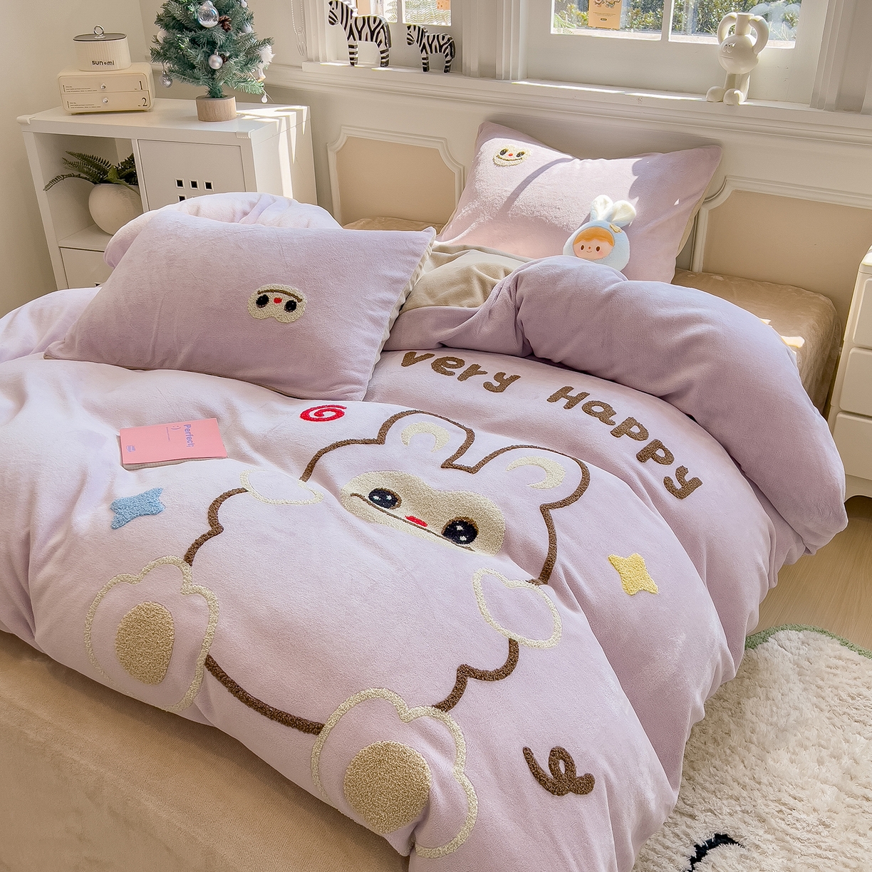 91家纺网 家纺一手货源 找家纺 悦织语 2025新款加厚200克高克重毛巾绣牛奶绒四件套 可爱布布-紫