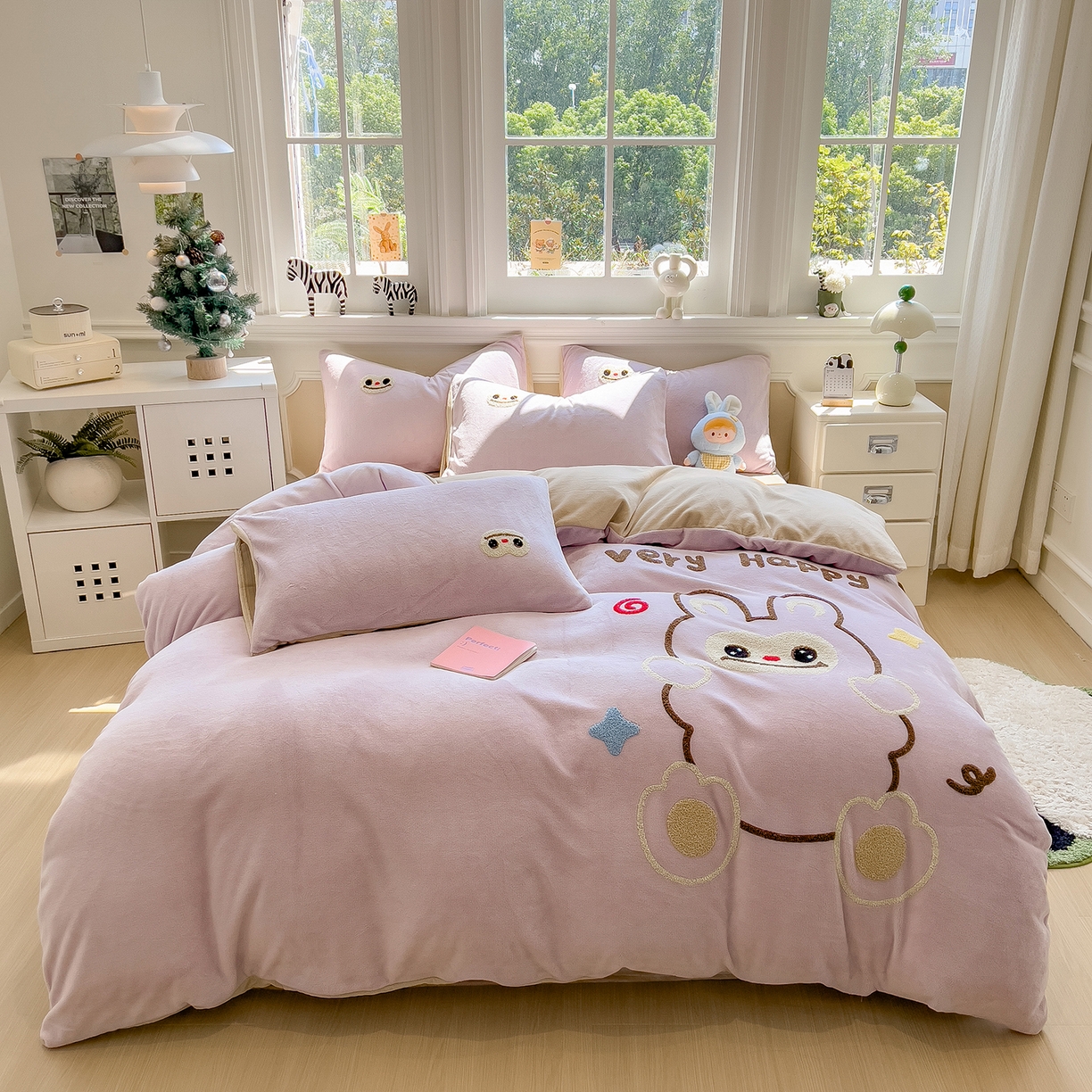 91家纺网 家纺一手货源 找家纺 悦织语 2025新款加厚200克高克重毛巾绣牛奶绒四件套 可爱布布-紫