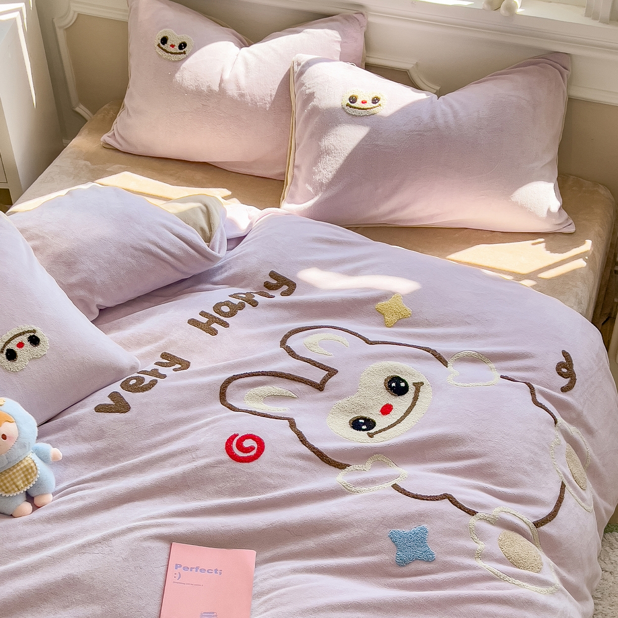 91家纺网 家纺一手货源 找家纺 悦织语 2025新款加厚200克高克重毛巾绣牛奶绒四件套 可爱布布-紫