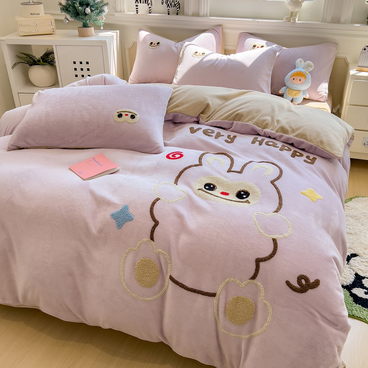 91家纺网 家纺一手货源 找家纺 悦织语 2025新款加厚200克高克重毛巾绣牛奶绒四件套 可爱布布-紫