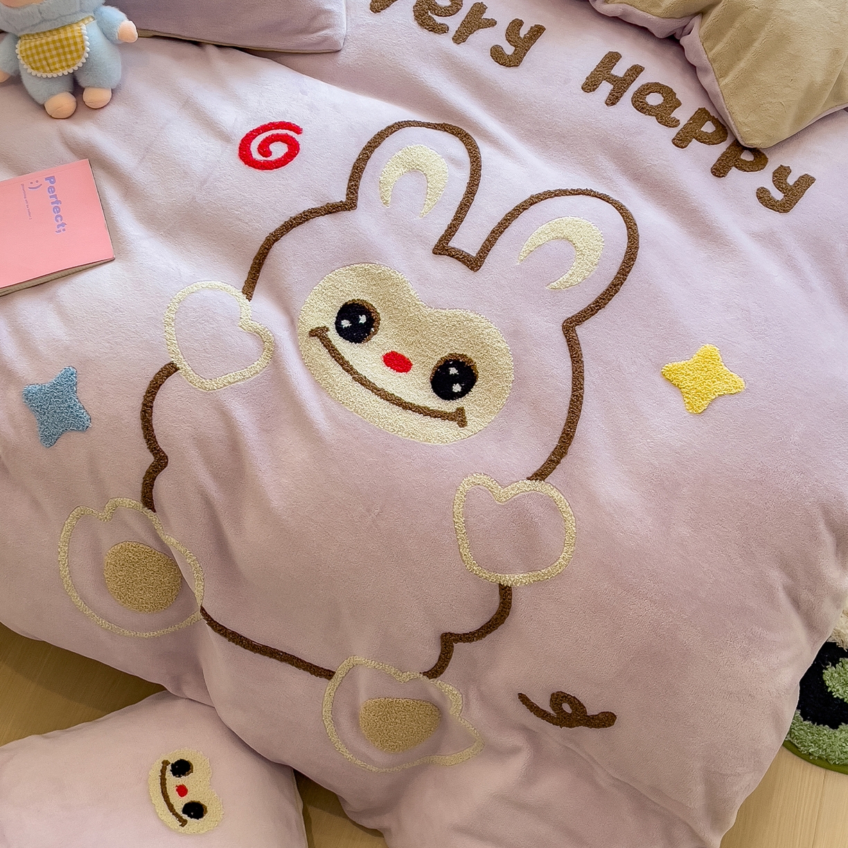 91家纺网 家纺一手货源 找家纺 悦织语 2025新款加厚200克高克重毛巾绣牛奶绒四件套 可爱布布-紫