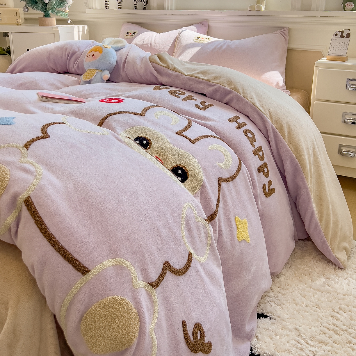 91家纺网 家纺一手货源 找家纺 悦织语 2025新款加厚200克高克重毛巾绣牛奶绒四件套 可爱布布-紫