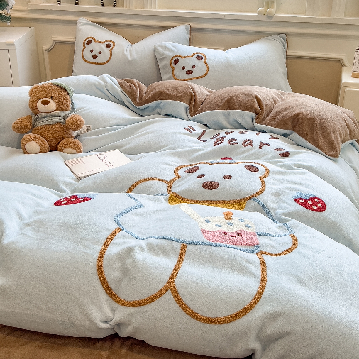 91家纺网 家纺一手货源 找家纺 悦织语 2025新款加厚200克高克重毛巾绣牛奶绒四件套 蛋糕熊-浅蓝