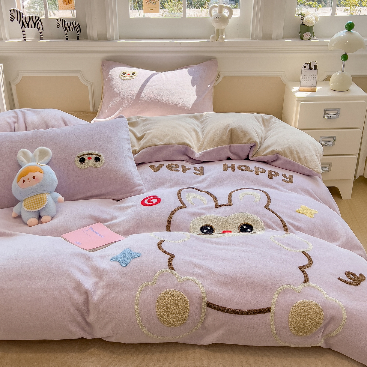 91家纺网 家纺一手货源 找家纺 悦织语 2025新款加厚200克高克重毛巾绣牛奶绒四件套 可爱布布-紫