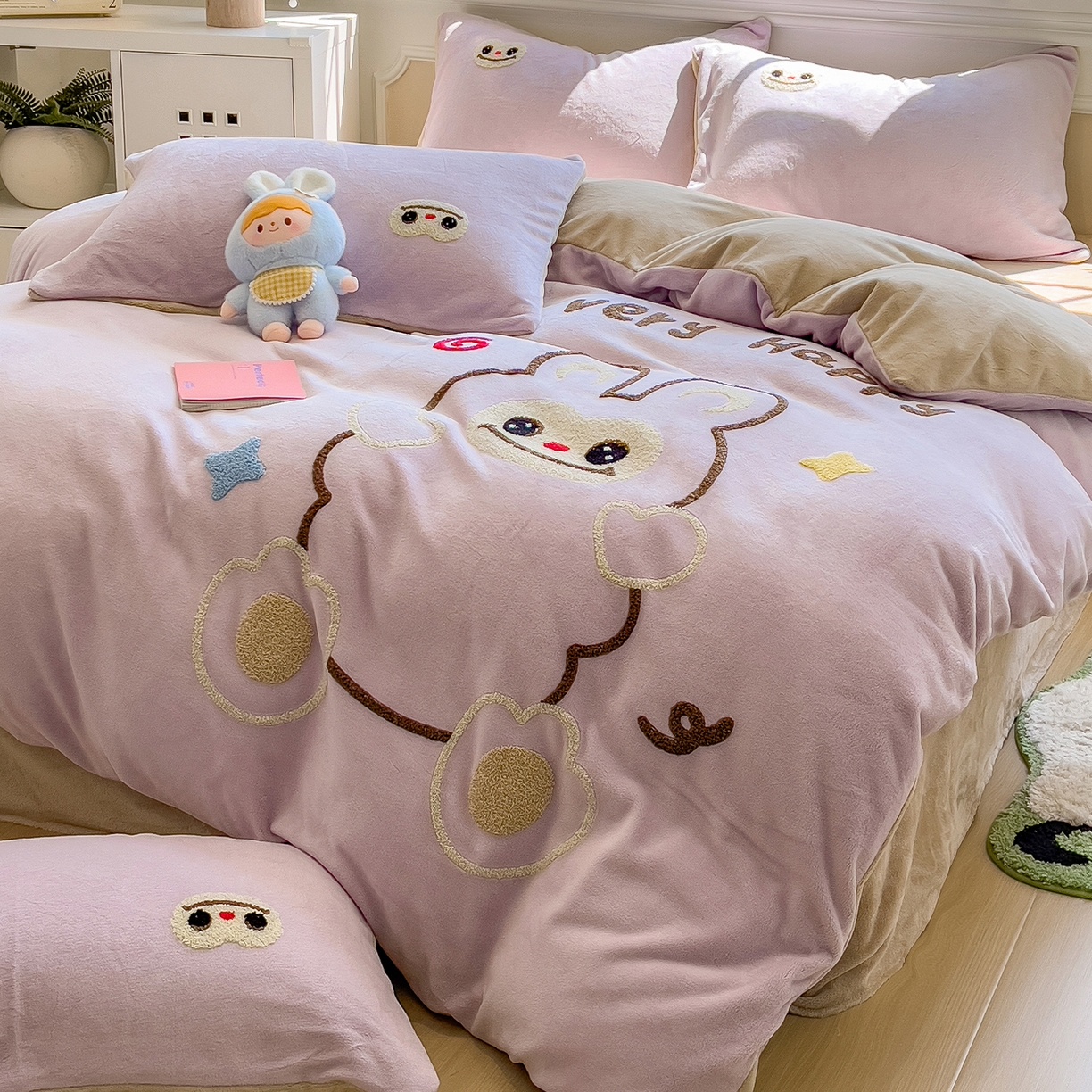 91家纺网 家纺一手货源 找家纺 悦织语 2025新款加厚200克高克重毛巾绣牛奶绒四件套 可爱布布-紫