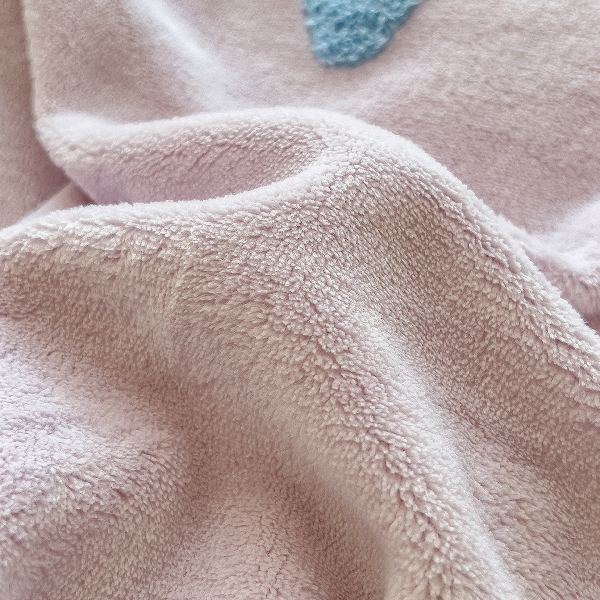 91家纺网 家纺一手货源 找家纺 悦织语 2025新款加厚200克高克重毛巾绣牛奶绒四件套 可爱布布-紫