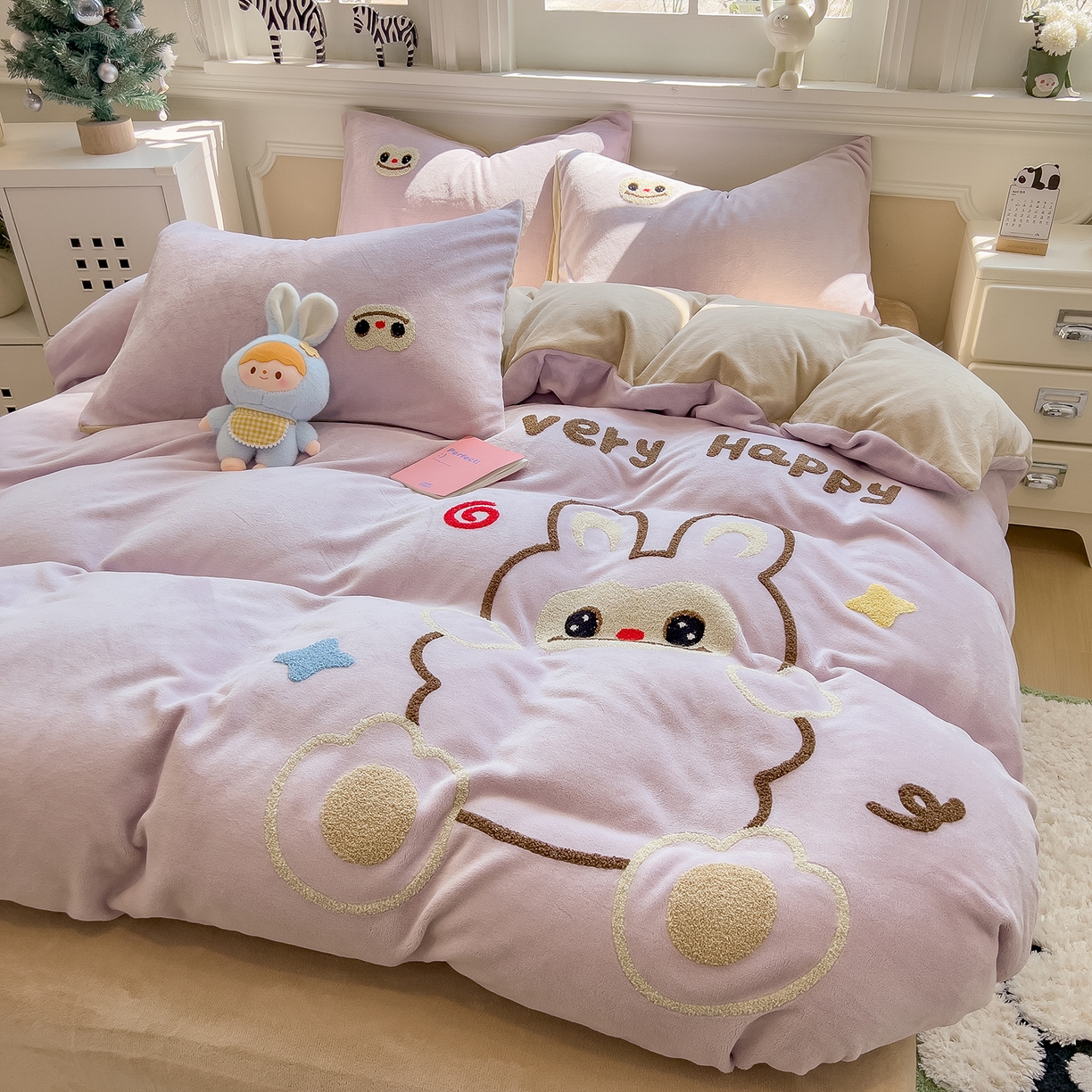 91家纺网 家纺一手货源 找家纺 悦织语 2025新款加厚200克高克重毛巾绣牛奶绒四件套 可爱布布-紫