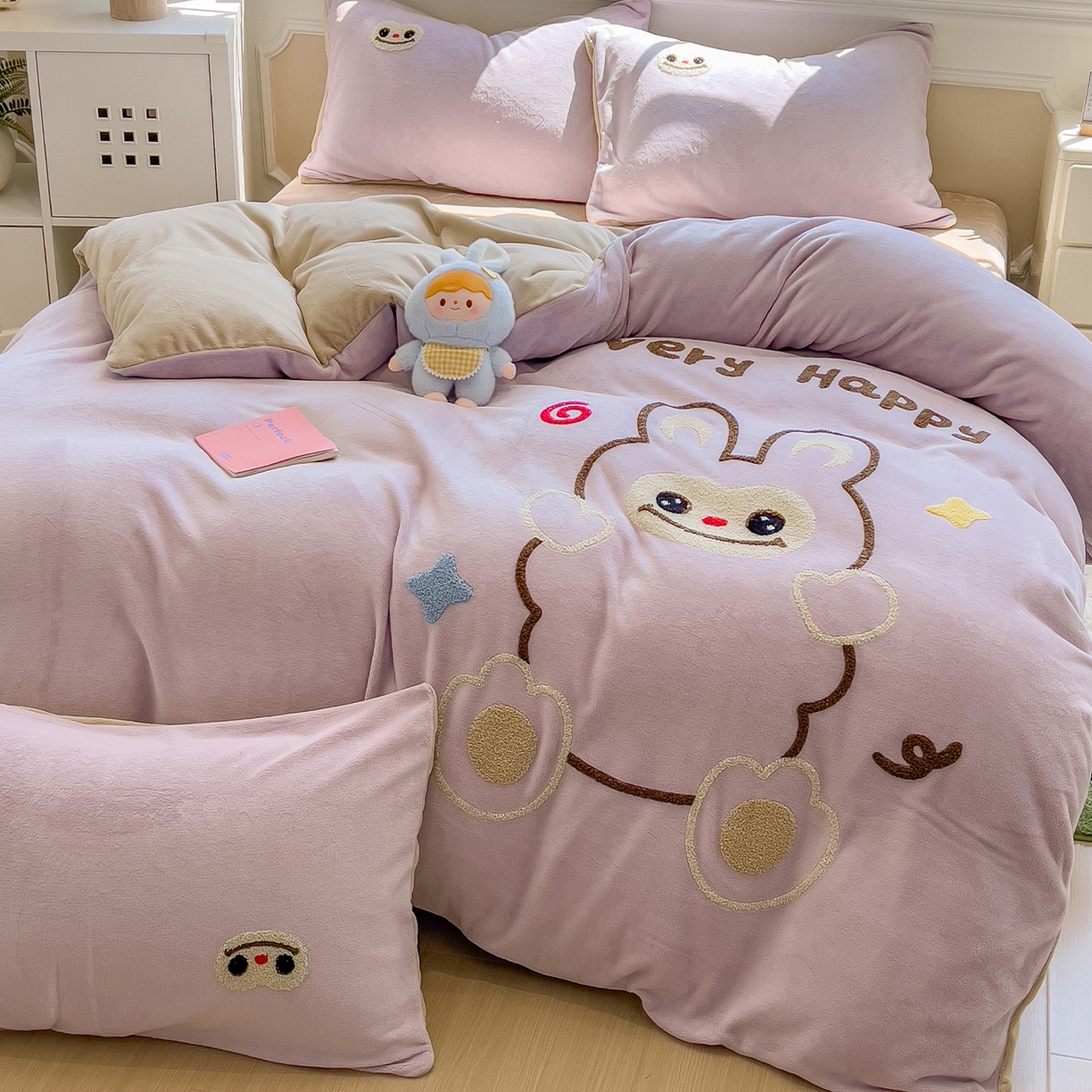 91家纺网 家纺一手货源 找家纺 悦织语 2025新款加厚200克高克重毛巾绣牛奶绒四件套 可爱布布-紫