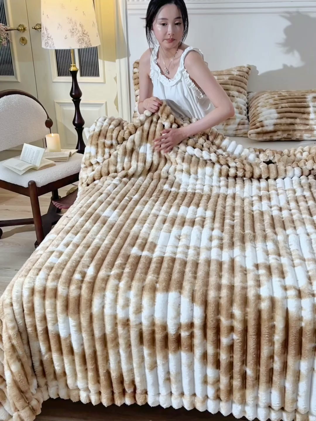 91家纺网 家纺一手货源 找家纺 圣靓 2025新款高克重牛奶绒抽条毛毯 暖心咖