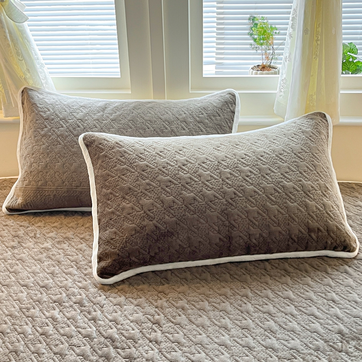 91家纺网 家纺一手货源 找家纺 卡伦家纺 2025新款抗菌雕花牛奶绒千鸟格夹棉床笠系列 千鸟格床笠-淡灰