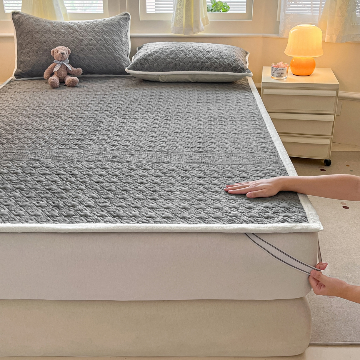 91家纺网 家纺一手货源 找家纺 卡伦家纺 2025新款抗菌雕花牛奶绒千鸟格夹棉床垫系列 千鸟格床垫-灰