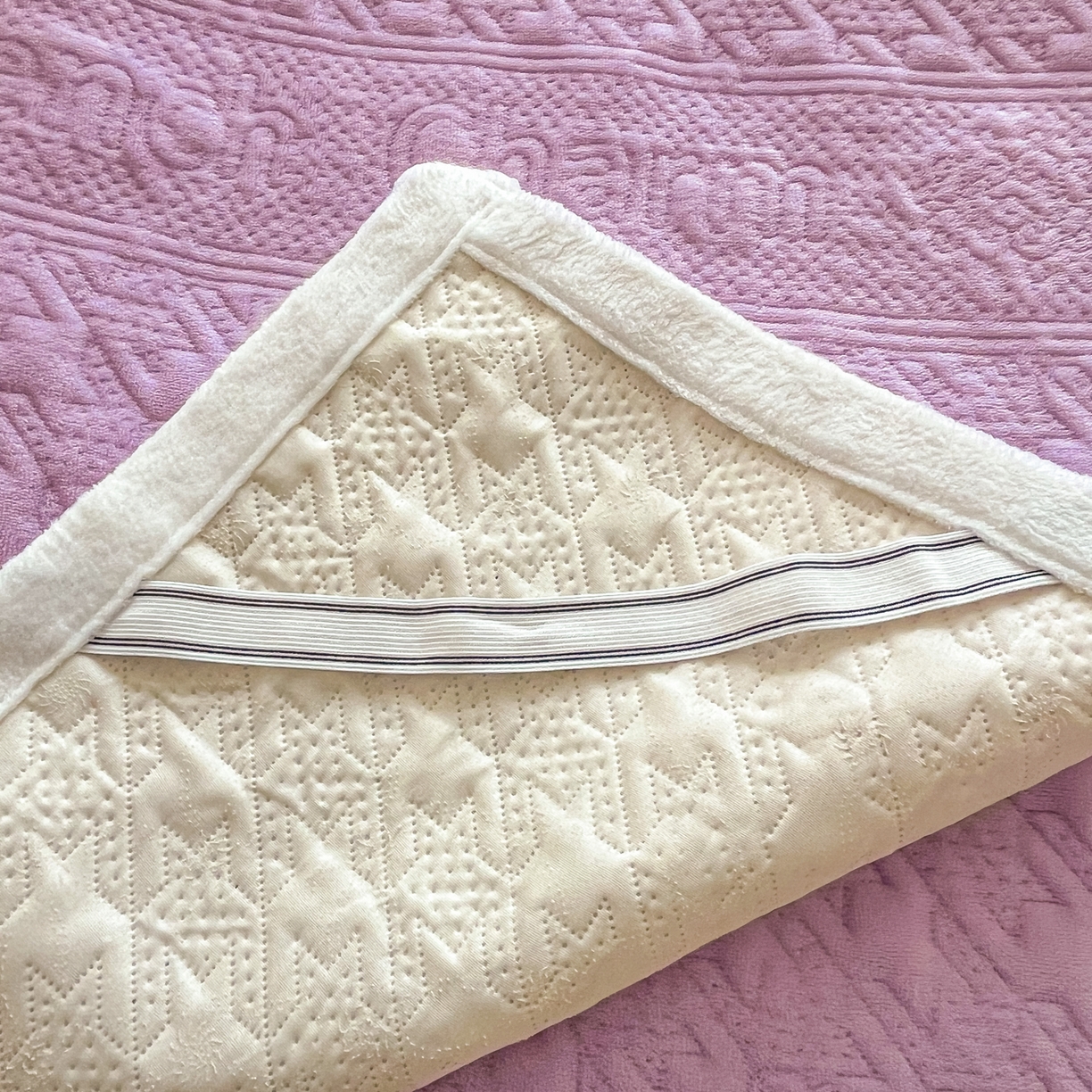 91家纺网 家纺一手货源 找家纺 卡伦家纺 2025新款抗菌雕花牛奶绒千鸟格夹棉床垫系列 千鸟格床垫-紫