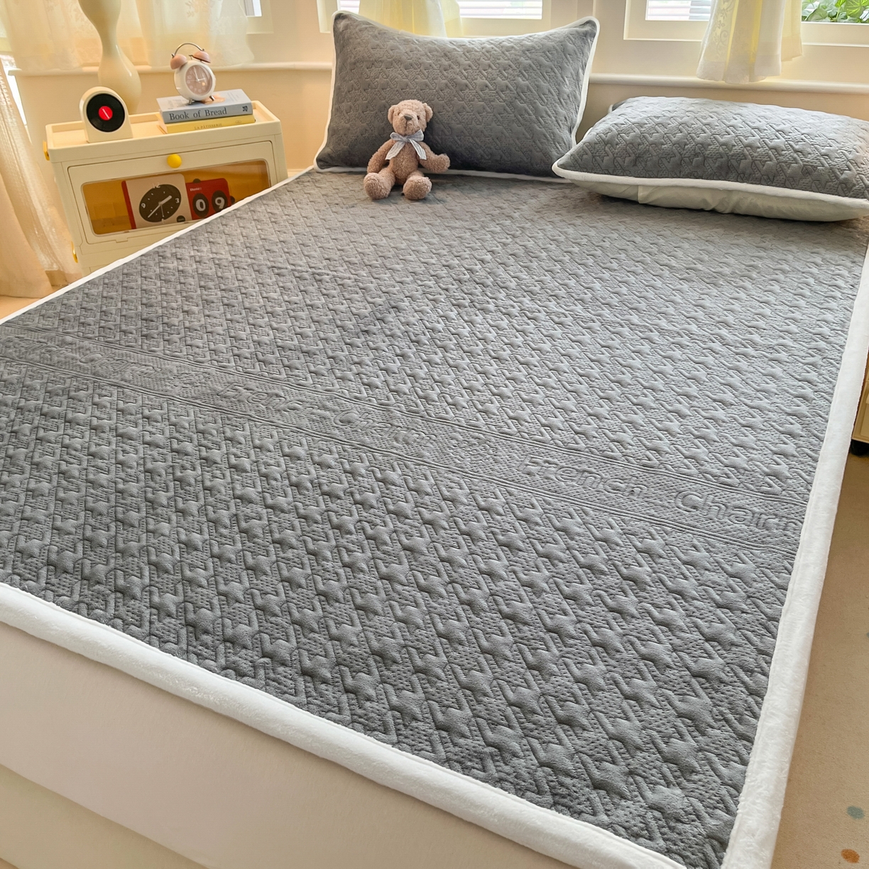 91家纺网 家纺一手货源 找家纺 卡伦家纺 2025新款抗菌雕花牛奶绒千鸟格夹棉床垫系列 千鸟格床垫-灰