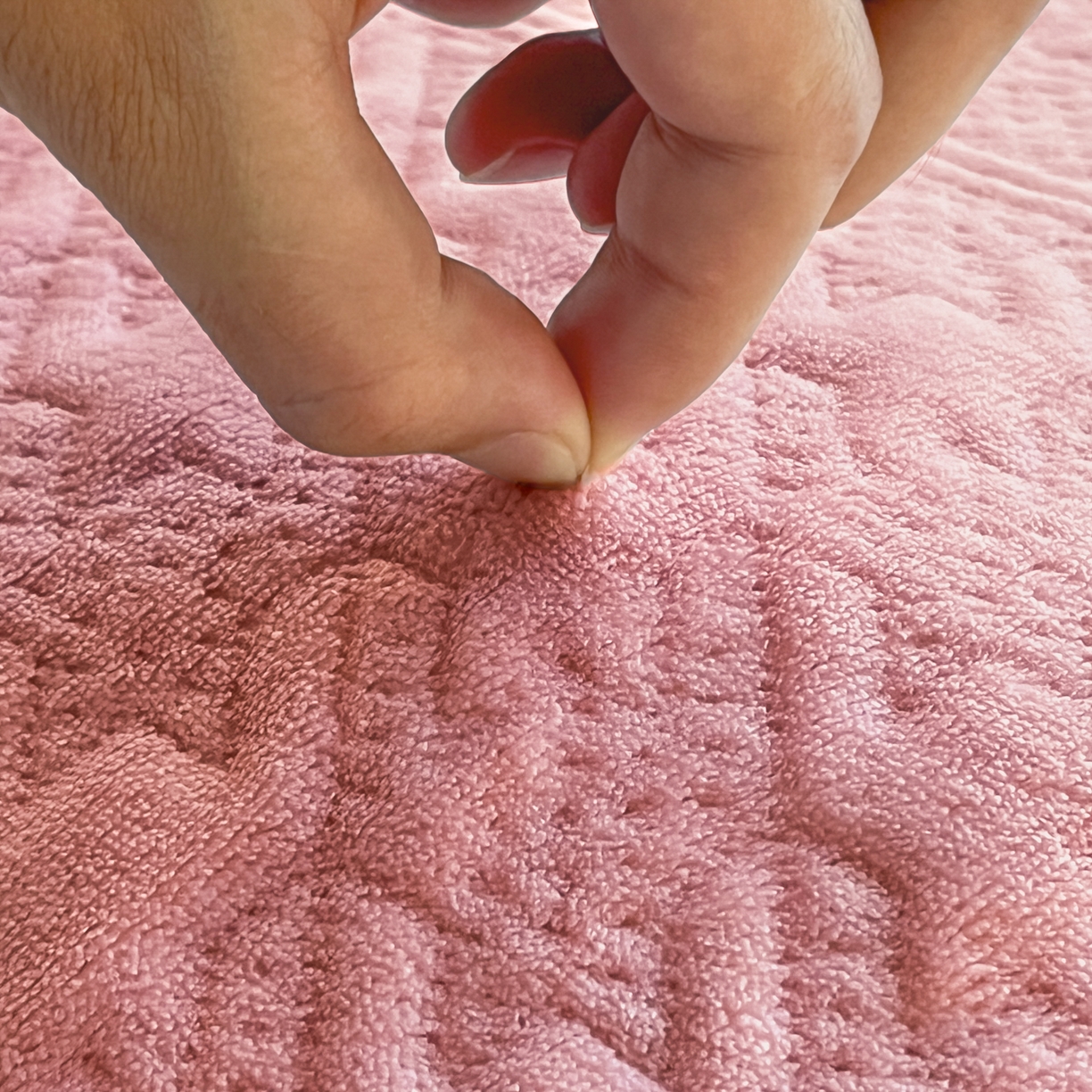 91家纺网 家纺一手货源 找家纺 卡伦家纺 2025新款抗菌雕花牛奶绒千鸟格夹棉床垫系列 千鸟格床垫-粉