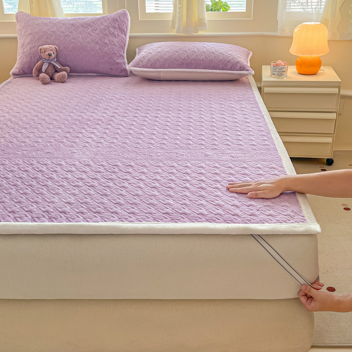 91家纺网 家纺一手货源 找家纺 卡伦家纺 2025新款抗菌雕花牛奶绒千鸟格夹棉床垫系列 千鸟格床垫-紫